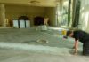 Golvläggare från 3L Golv lägger golv i hotellfoajé