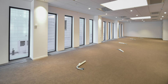 Golvläggning med textilplattor på kontorshotell i Stockholm